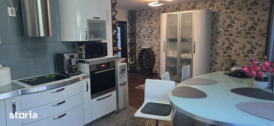 Casă cu 10 camere cu Teren 370 Mp în Nord