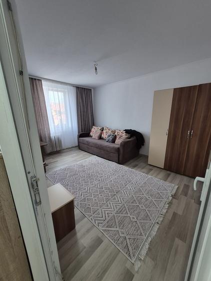 Garsonieră decomandată, mobilată în Palas