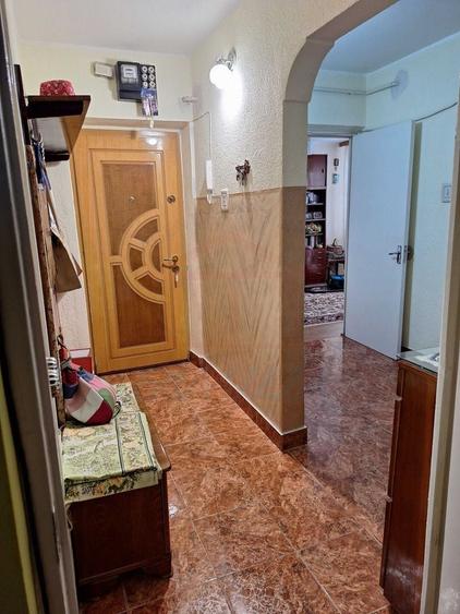 Apartament cu 3 camere decomandat, mobilat în Central
