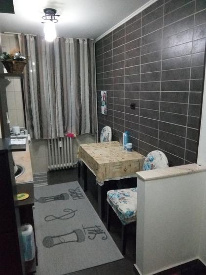 Apartament cu 3 camere semidecomandat în Teiul Doamnei