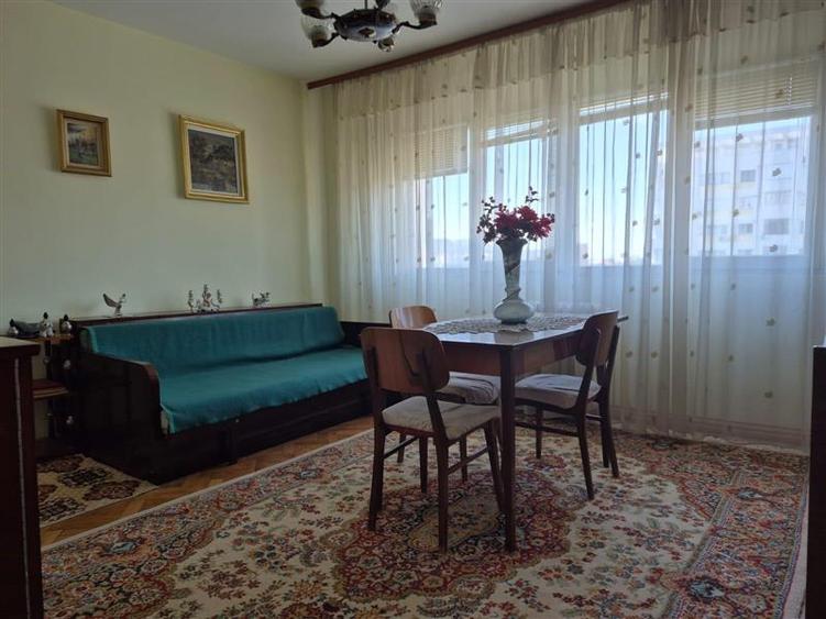 Apartament cu 3 camere semidecomandat în Podu Roș
