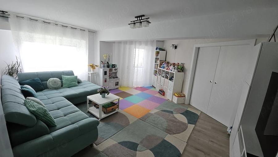 Apartament cu 4 camere decomandat în Noua