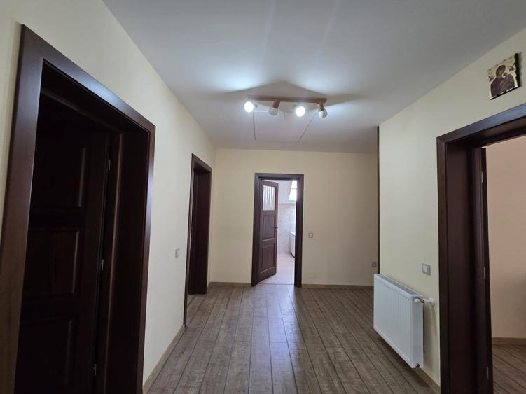 Casă individuală cu 6 camere cu Canalizare în Florești