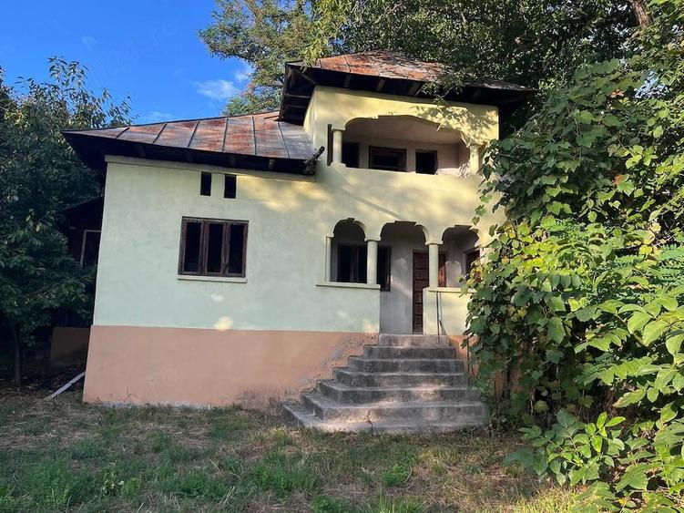 Casă cu 3 camere cu Teren 4332 Mp în Central
