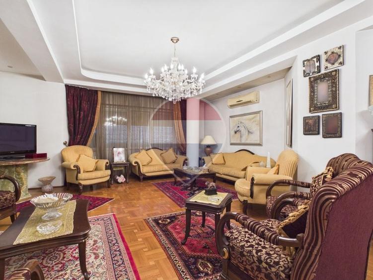 Casă individuală cu 9 camere cu Teren 642 Mp în Periferie