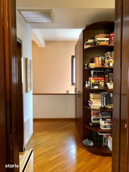 Casă cu 5 camere cu Teren 320 Mp în Vatra Luminoasă