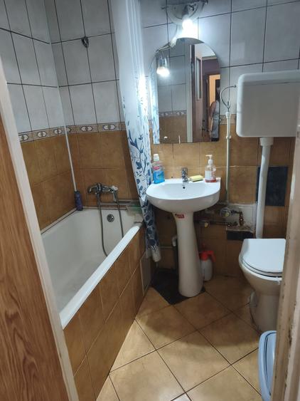 Apartament cu 3 camere semidecomandat în Drumul Taberei