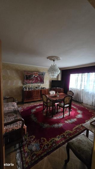 Apartament cu 4 camere decomandat în Calea București