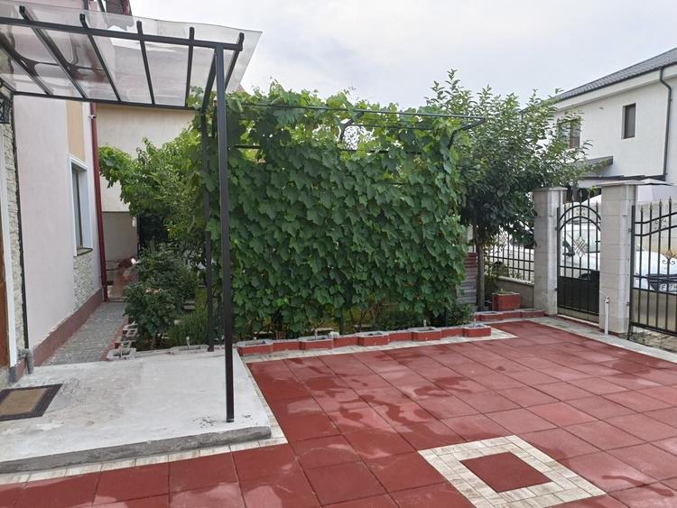 Casă cu 4 camere decomandat în Central