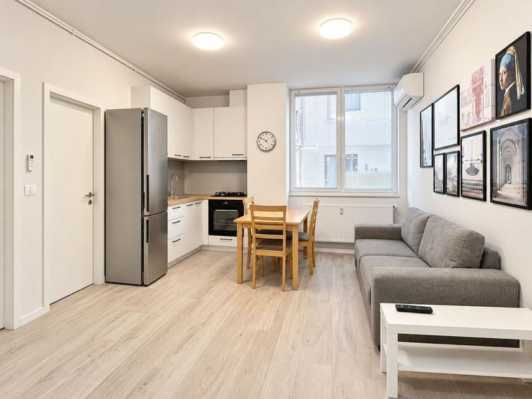 Apartament cu 3 camere semidecomandat, mobilat în Giroc