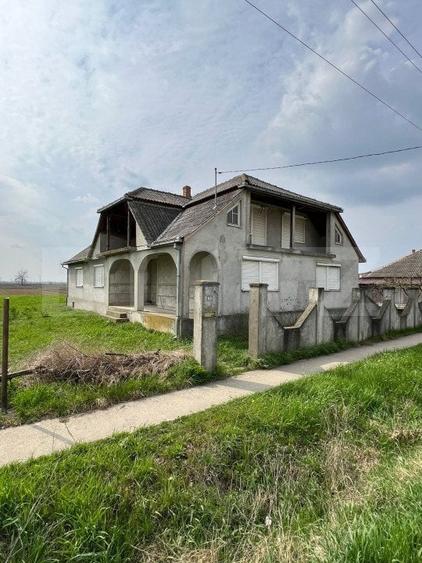 Casă individuală cu 7 camere cu Teren 1088 Mp în Botiz