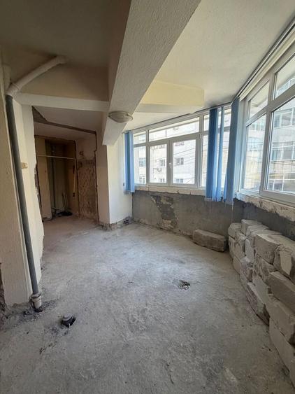 Apartament cu 3 camere în Falezei