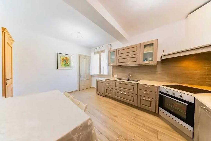 Casă cu 4 camere decomandat în Romanilor