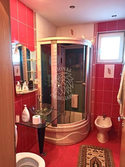 Apartament cu 4 camere semidecomandat, mobilat în Independenței