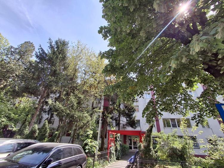 Apartament cu 3 camere semidecomandat în Berceni