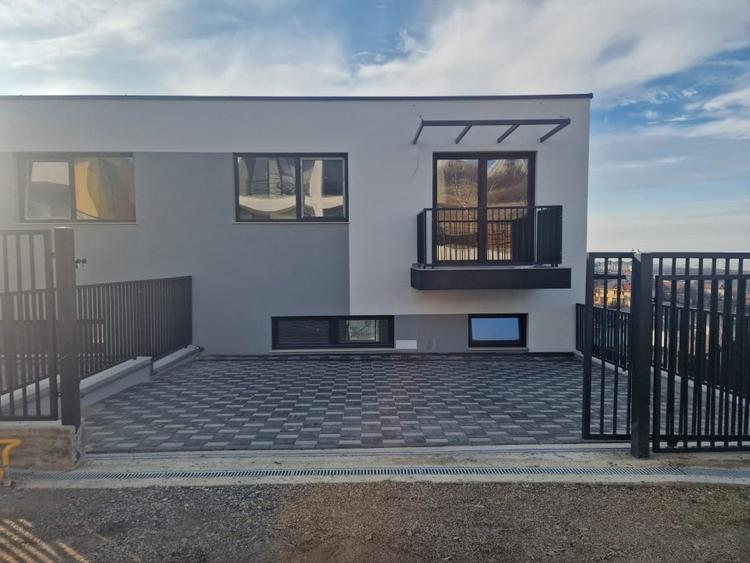 Duplex cu 5 camere cu Canalizare în Dezmir