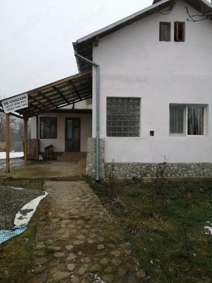 Casă cu 5 camere cu Teren 2500 Mp în Plopeni