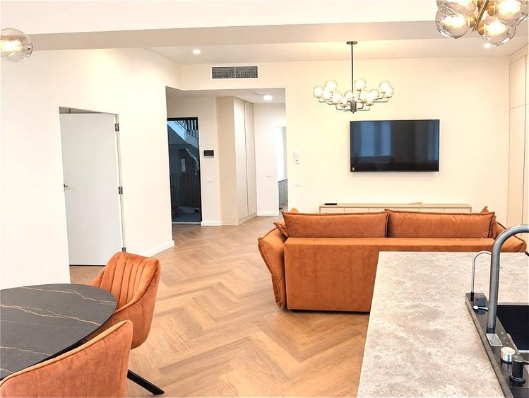 Apartament cu 3 camere semidecomandat, mobilat în Pipera