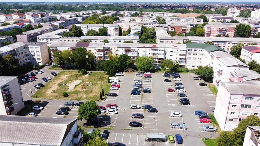 Apartament cu 4 camere decomandat în Micro 16
