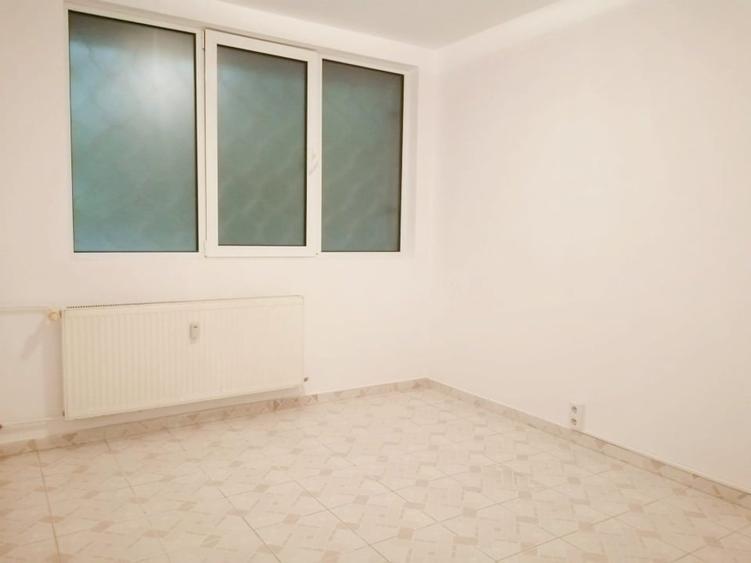 Apartament cu 3 camere decomandat în Drumul Taberei