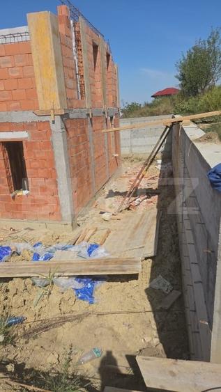 Casă individuală cu 4 camere cu Canalizare în Vișan