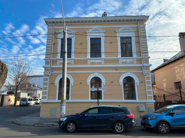 Casă individuală cu 10 camere cu Teren 362 Mp în Central
