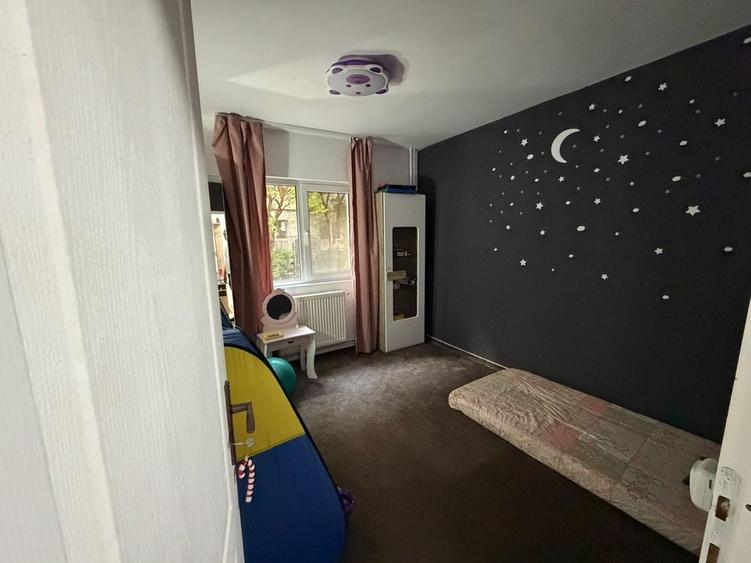 Apartament cu 4 camere decomandat în Micro 4