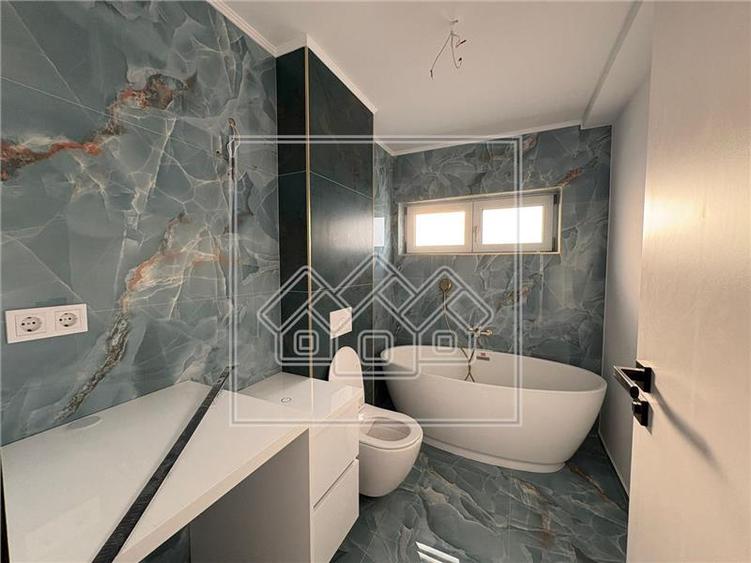 Penthouse cu 3 camere decomandat în Exterior Vest
