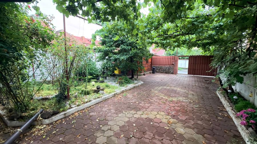 Casă cu 6 camere cu Teren 200 Mp în Calea Dumbrăvii