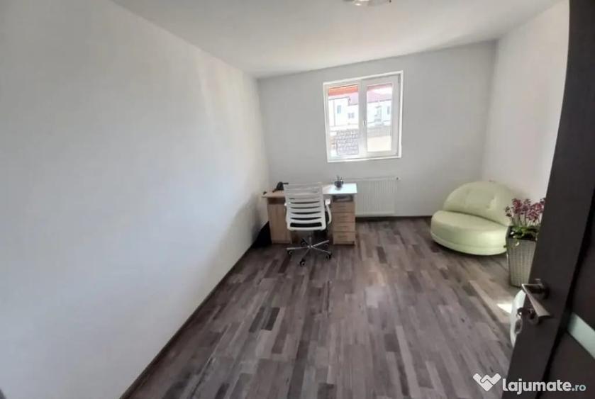 Casă cu 7 camere cu Teren 450 Mp în Central