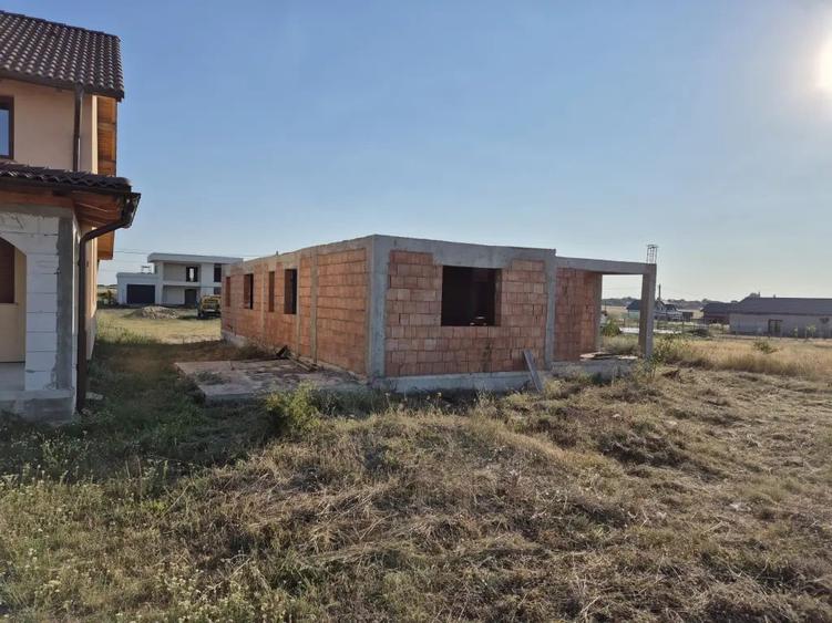 Casă cu 4 camere în Aluniș