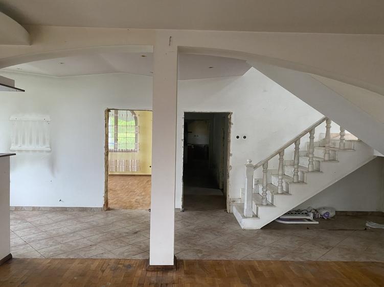 Casă individuală cu 5 camere cu Teren 1381 Mp în Costești