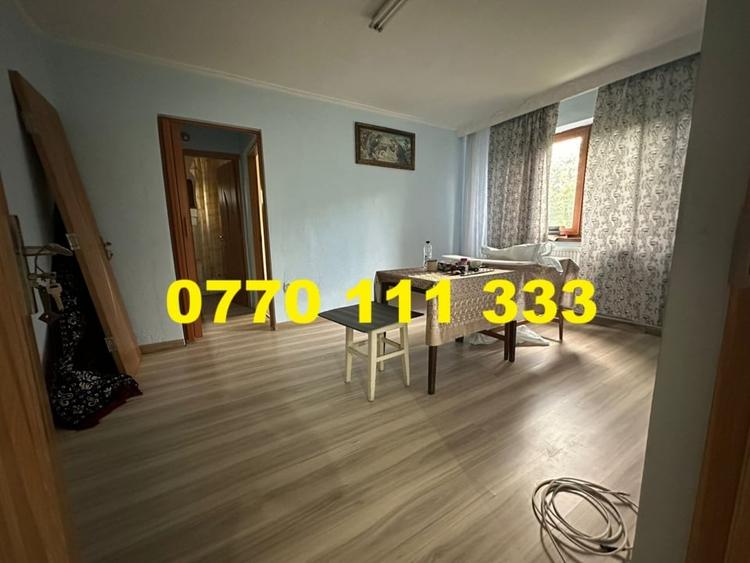 Apartament cu 3 camere semidecomandat în Obor