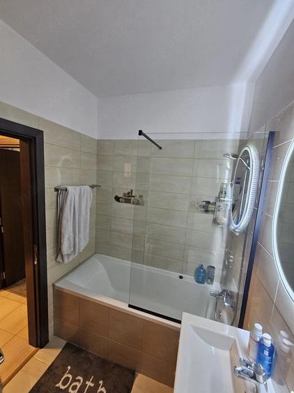Apartament cu 3 camere decomandat în Roșu