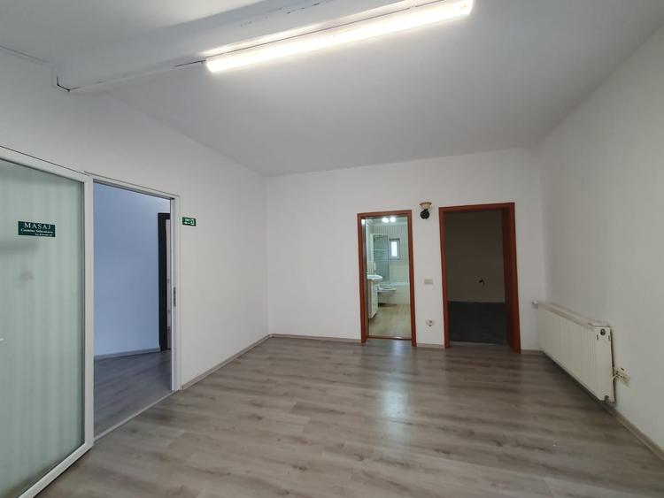 Casă individuală cu 8 camere cu Canalizare în Dumbrăvița