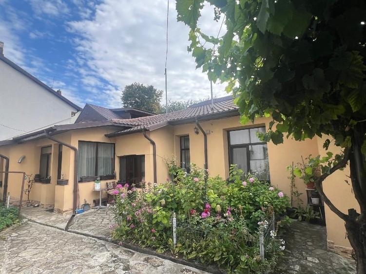 Casă individuală cu 4 camere cu Canalizare în Bd. Independenței