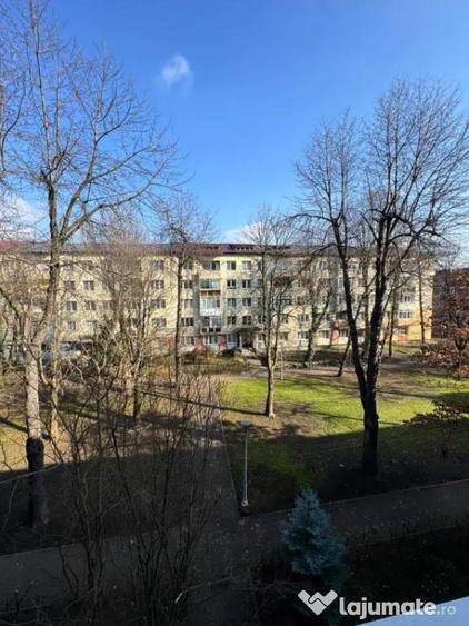 Apartament cu 3 camere semidecomandat în Săsar