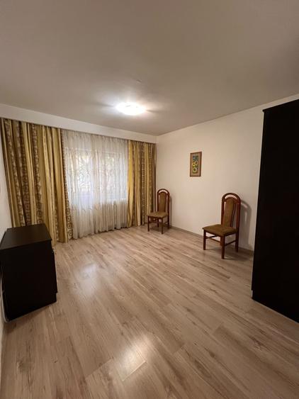 Apartament cu 3 camere decomandat în P-ța Victoriei