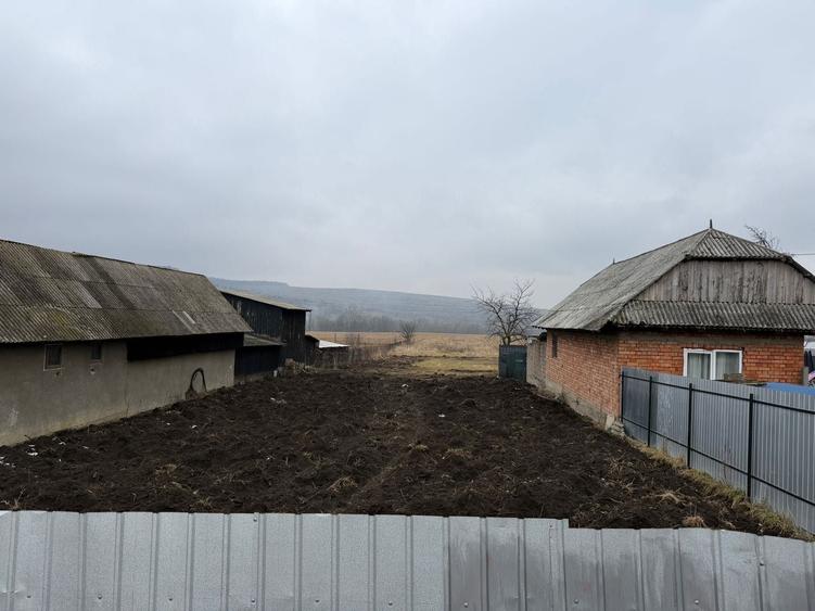 Teren de 3000 mp, în Petricani