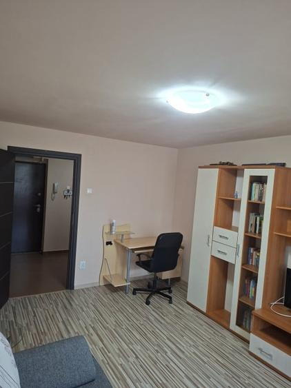 Apartament cu 3 camere decomandat, mobilat în Central