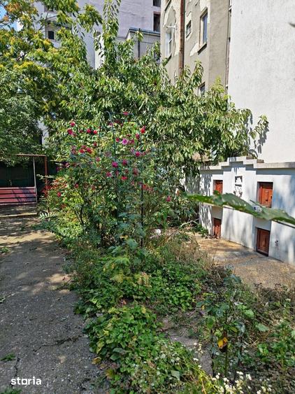 Casă cu 7 camere cu Teren 1013 Mp în Moșilor