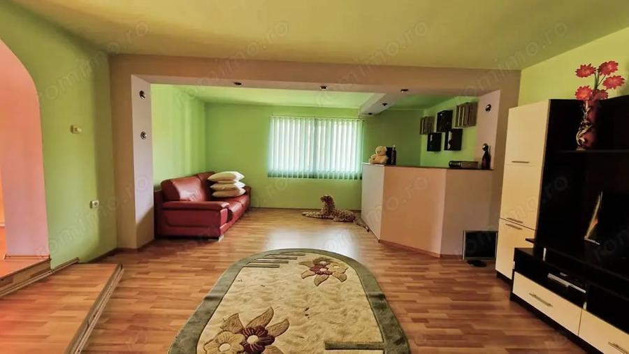 Casă cu 5 camere cu Teren 1500 Mp în Turia
