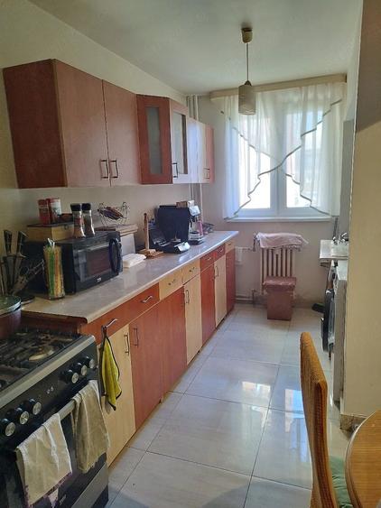 Apartament cu 3 camere semidecomandat în Rogerius