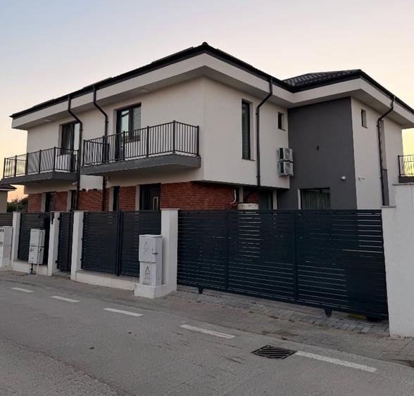 Duplex cu 4 camere cu Canalizare în Central