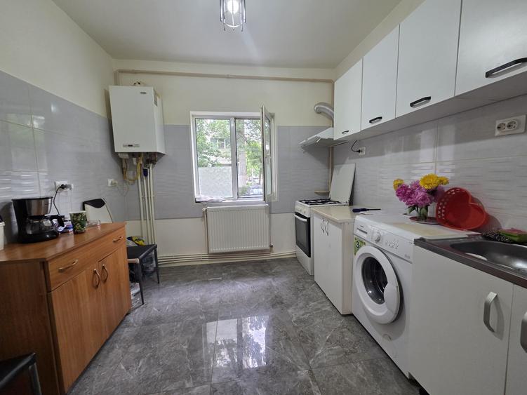 Apartament cu 3 camere decomandat, mobilat în Mircea cel Bătrân