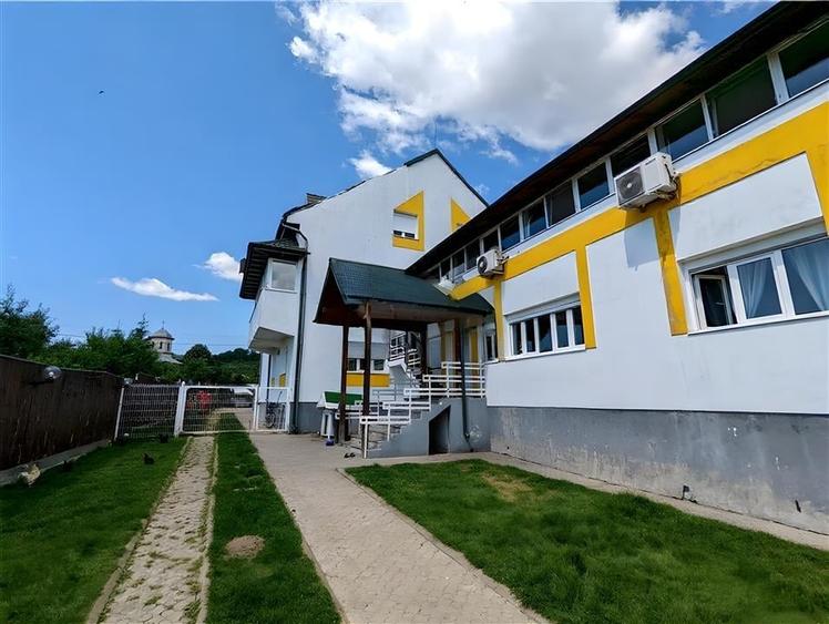 Casă individuală cu 12 camere cu Teren 12000 Mp în Exterior Vest