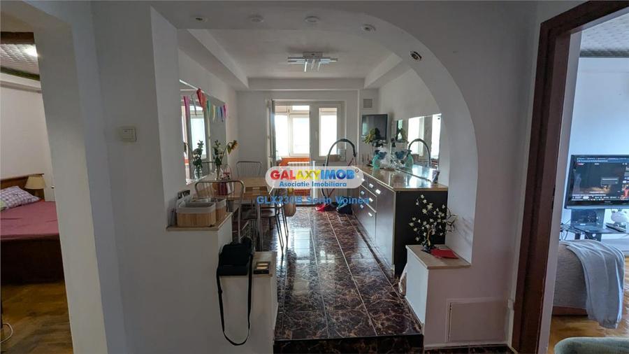 Apartament cu 4 camere semidecomandat, mobilat în Apărătorii Patriei