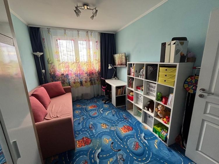 Apartament cu 3 camere semidecomandat, mobilat în Lipovei