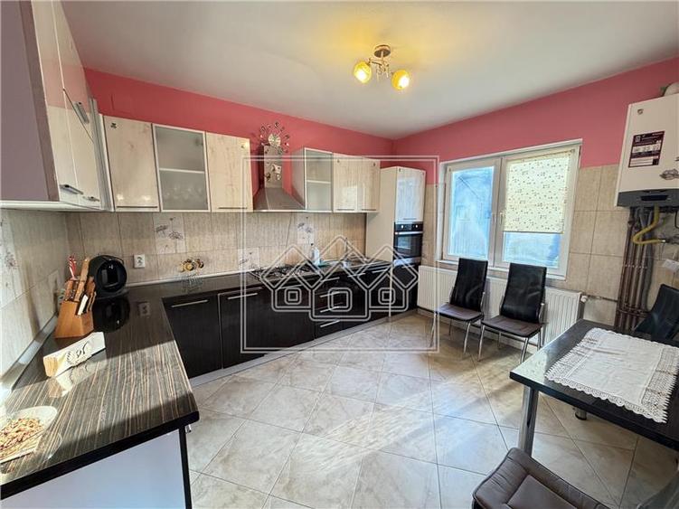 Duplex cu 5 camere cu Canalizare în Cârțișoara