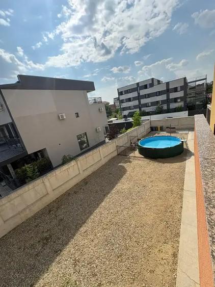 Casă individuală cu 12 camere cu Canalizare în Fundeni